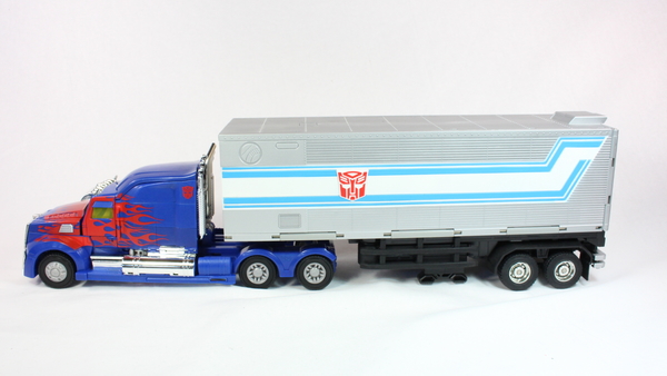 Transformers 4 Age Of Extinction Optimus Prime Leader Class Retail Version Action Figure Review  JPG (23 of 27)